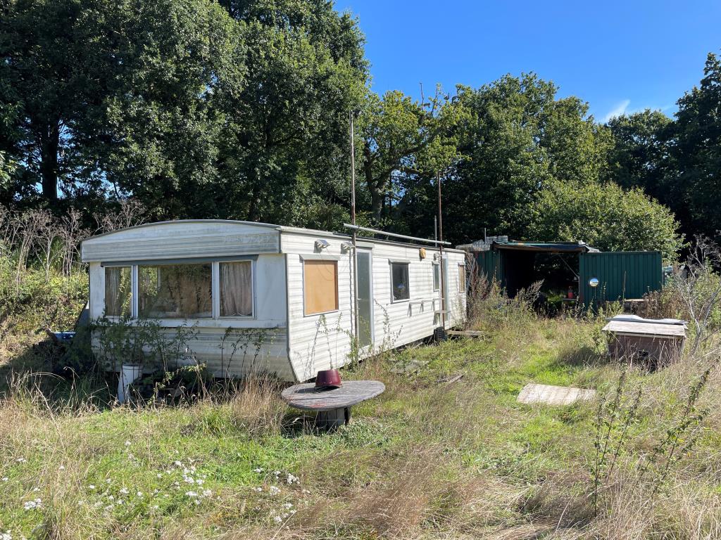 Lot: 116 - FREEHOLD LAND WITH POTENTIAL - Caravan to rear of site